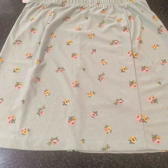 Women’s blue floral  mini skirt. It has a slit on the front. - Picture 1 of 2